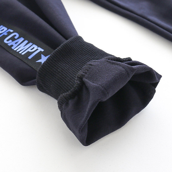 Модерен детски панталон с апликация и джобове в черен цвят