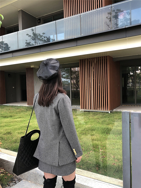 Дамско сако с дълъг ръкав в сив цвят с копчета и джобове 