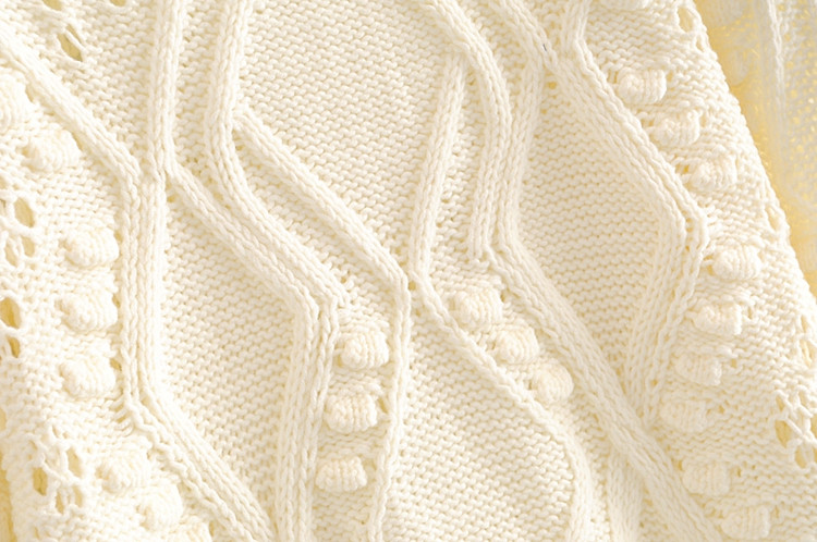 Модерен дамски пуловер с овално деколте и дълъг ръкав в бежов цвят