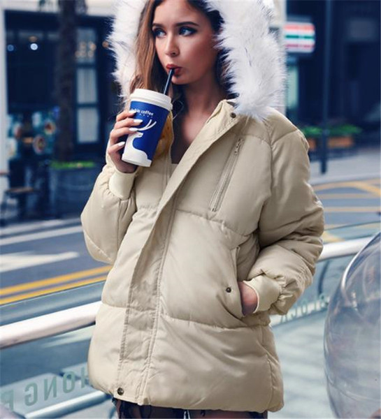 Дамско модерно яке с качулка и пух в бежов цвят