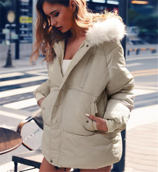 Дамско модерно яке с качулка и пух в бежов цвят