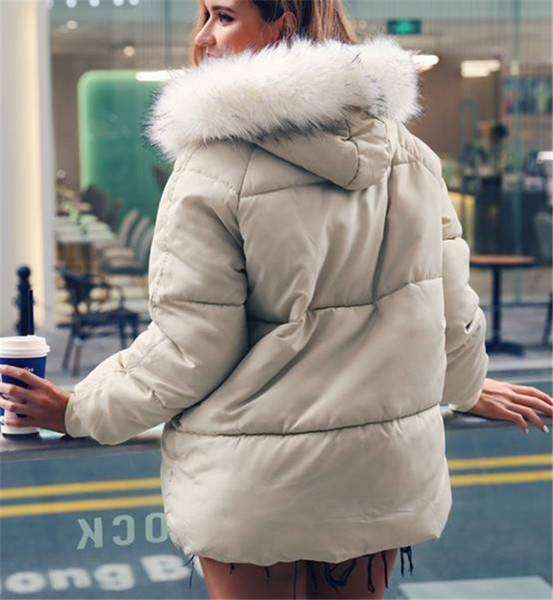 Дамско модерно яке с качулка и пух в бежов цвят