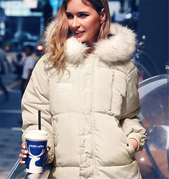 Дамско модерно яке с качулка и пух в бежов цвят