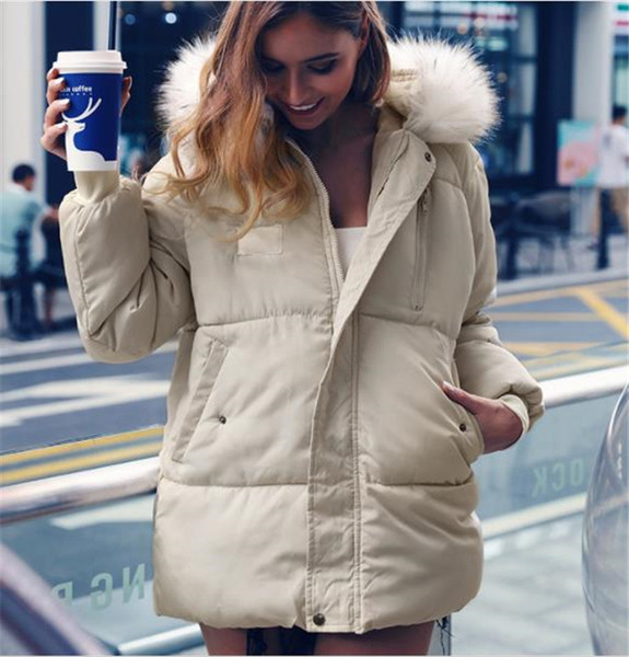 Дамско модерно яке с качулка и пух в бежов цвят