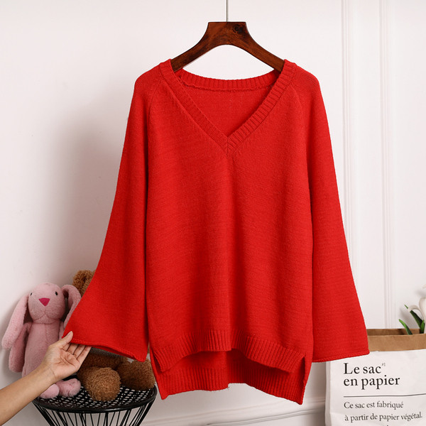 Дамски пуловер с V-образно деколте -асиметричен модел 