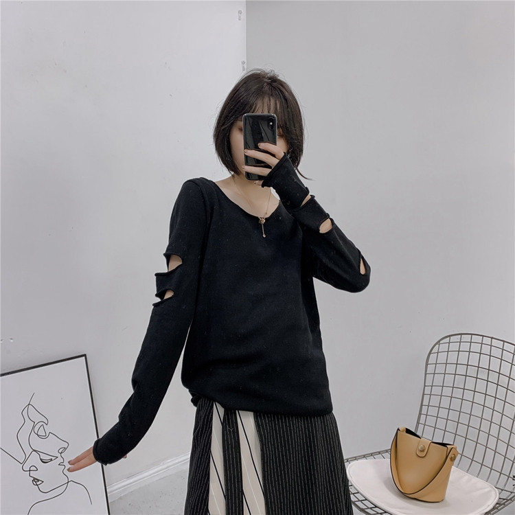 Дамски пуловер от тънко плетиво в черен цвят и скъсани мотиви