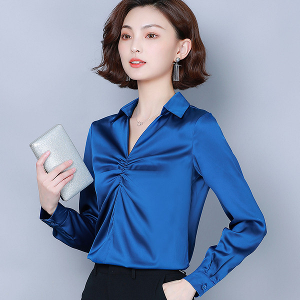 Модерна дамска риза в черен и син цвят с V-образно деколте