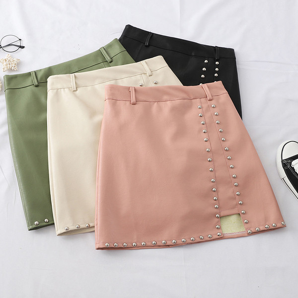 Актуална дамска пола от еко кожа с метални елементи в няколко цвята