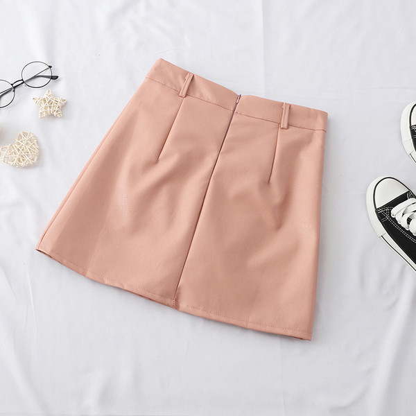 Актуална дамска пола от еко кожа с метални елементи в няколко цвята