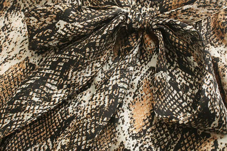 Дълга дамска рокля с животински принт - разкроен модел