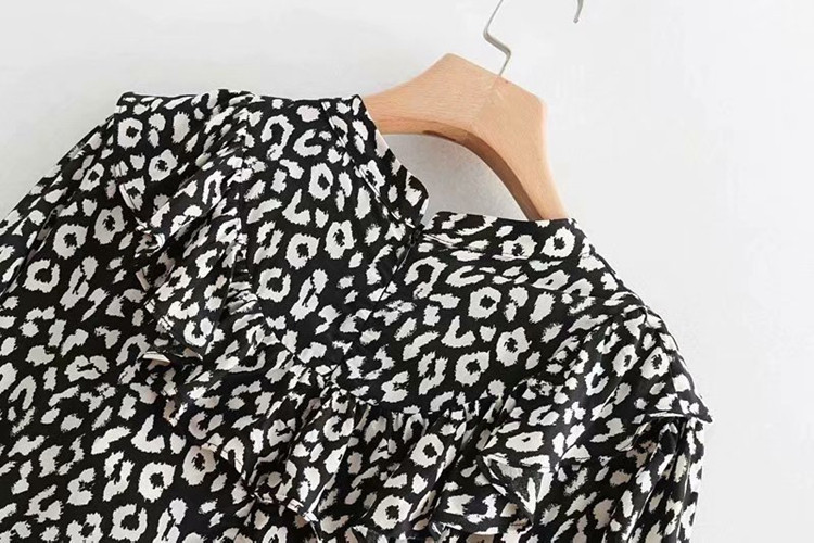 Дамска рокля с овално деколте с дълъг ръкав в черно-бял цвят