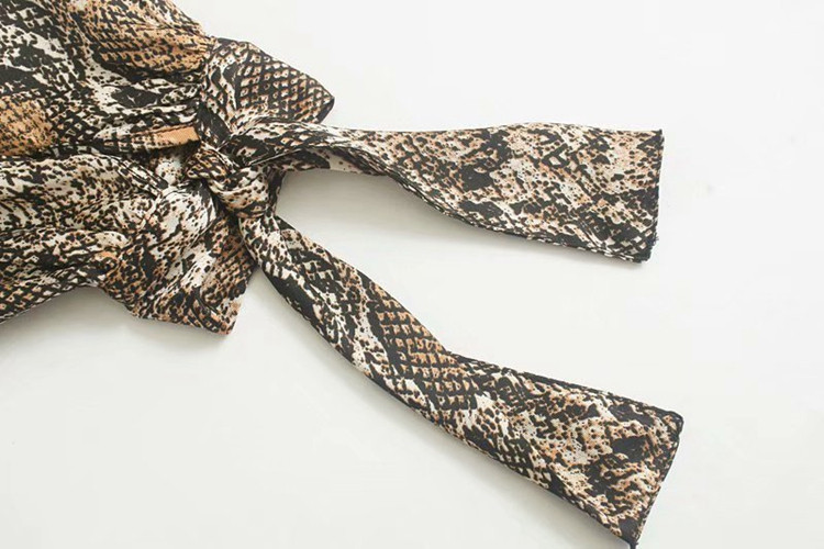 Дамска блуза с животински принт и връзки на ръкавите и деколтето