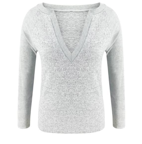 Модерна дамска блуза с дълбоко деколте и дълъг ръкав в сив цвят