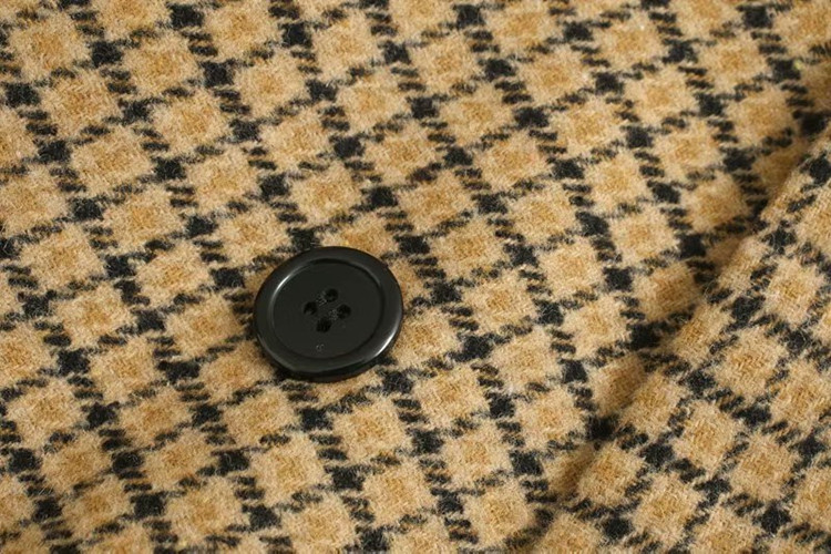 Дълго дамско карирано палто с копчета