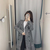 Дълго дамско карирано палто с копчета и дълъг ръкав