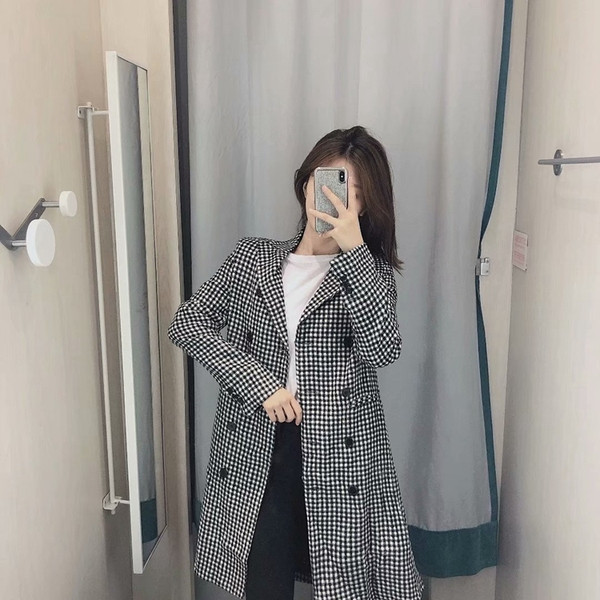 Дълго дамско карирано палто с копчета и дълъг ръкав