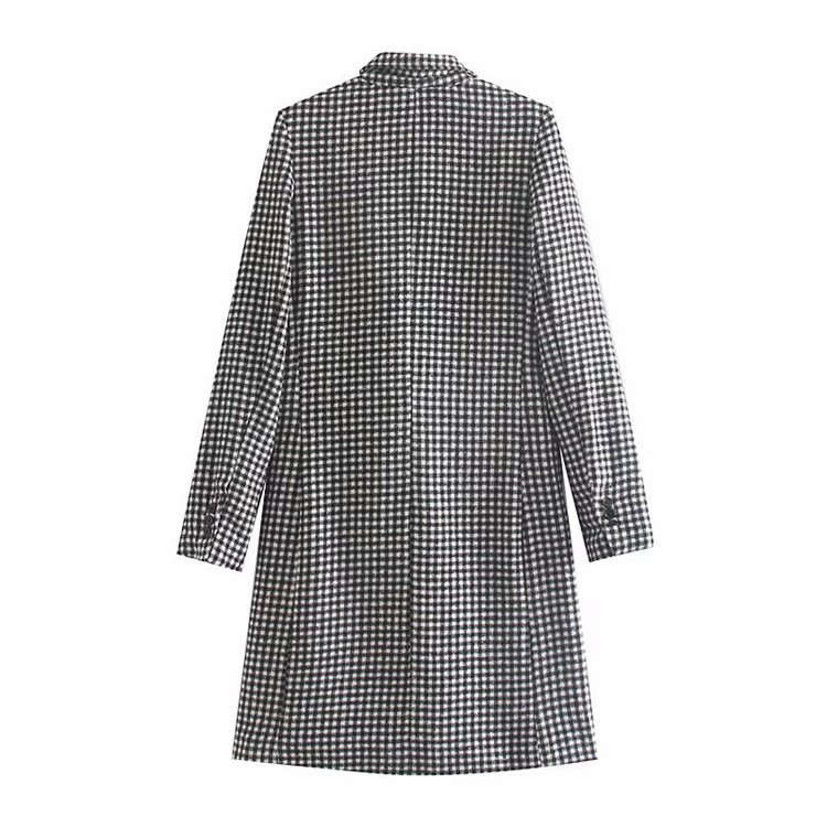 Дълго дамско карирано палто с копчета и дълъг ръкав