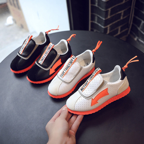 Ежедневни детски маратонки за момчета-в бял и черен цвят 