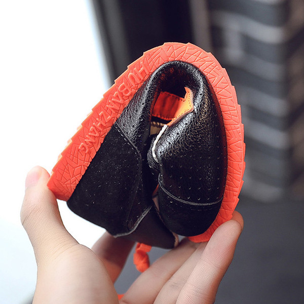 Ежедневни детски маратонки за момчета-в бял и черен цвят 