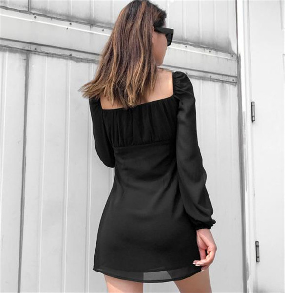 Къса дамска рокля в черен цвят с дълъг ръкав