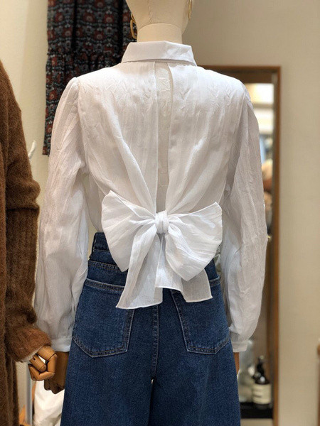 Актуална дамска риза с панделка на гърба в бял и черен цвят 