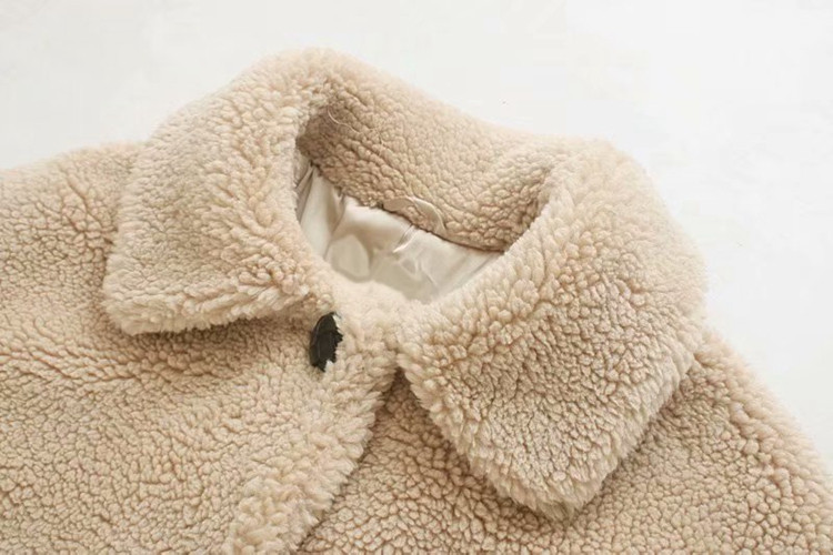 Късо дамско яке с копчета и джобове в бежов цвят