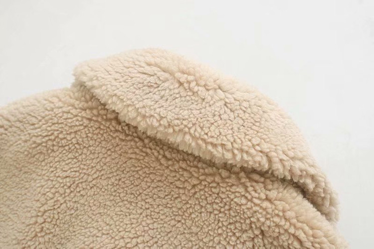 Късо дамско яке с копчета и джобове в бежов цвят