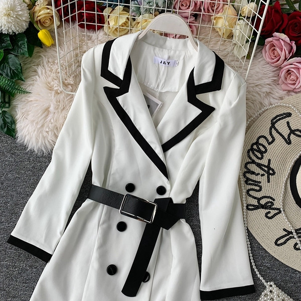 Стилно дамско сако дълъг модел в бял и черен цвят