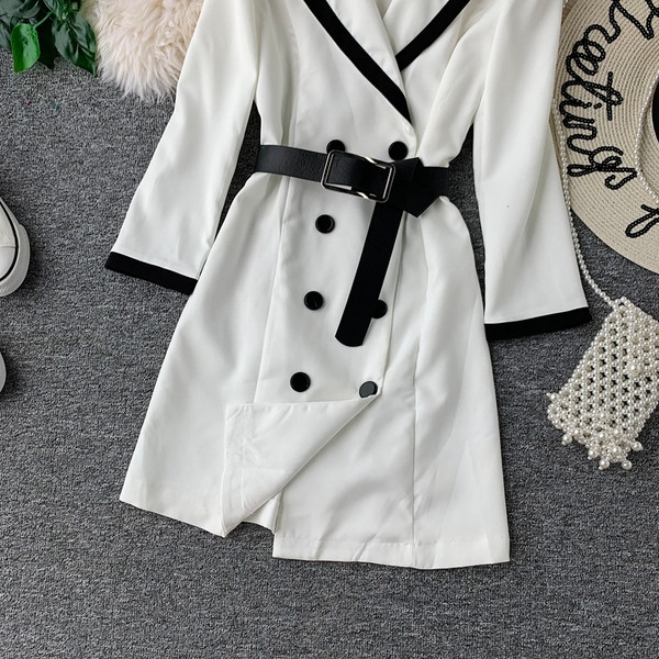 Стилно дамско сако дълъг модел в бял и черен цвят