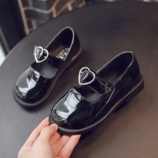 Модерни детски обувки в три цвята с катарама