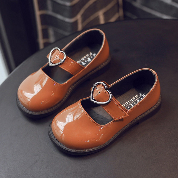 Модерни детски обувки в три цвята с катарама