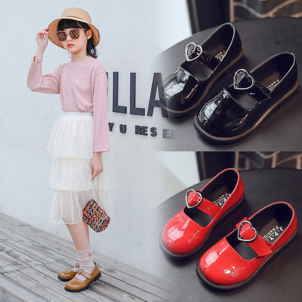 Модерни детски обувки в три цвята с катарама