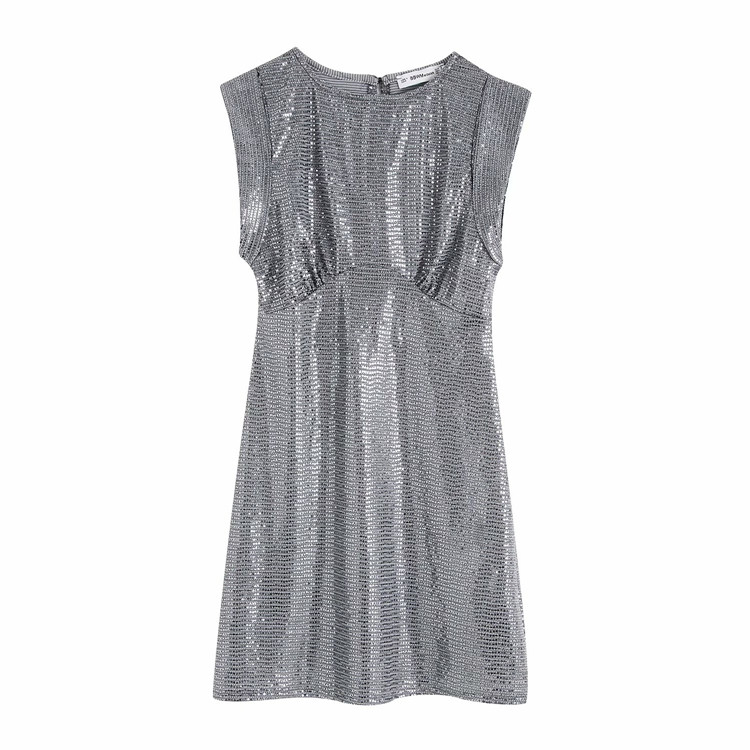 Модерна дамска къса рокля с овално деколте и лъскав ефект в сребрист цвят
