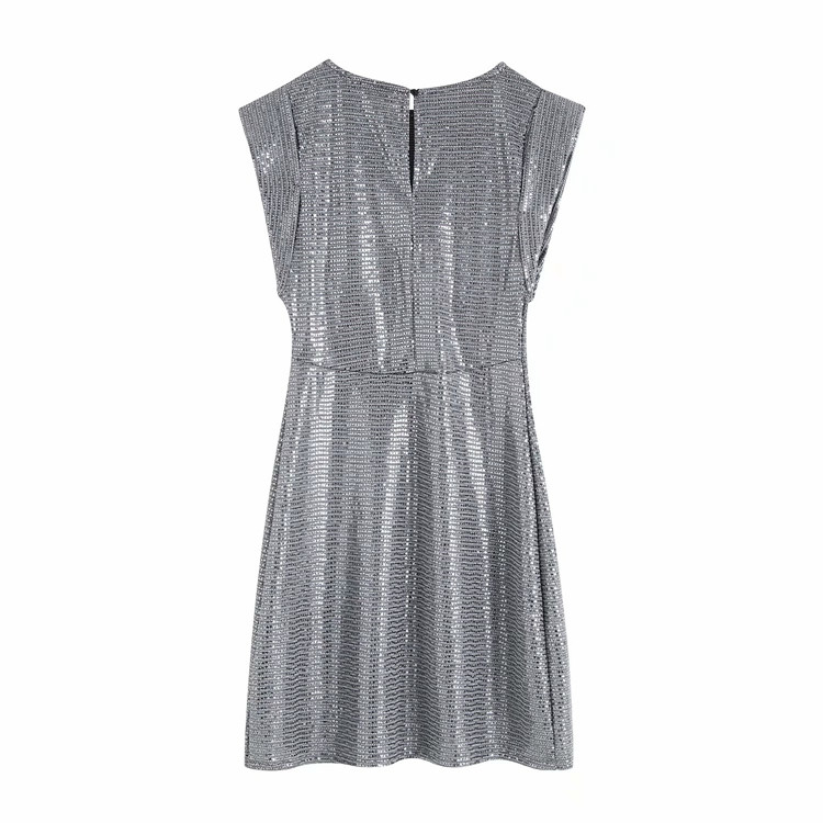 Модерна дамска къса рокля с овално деколте и лъскав ефект в сребрист цвят