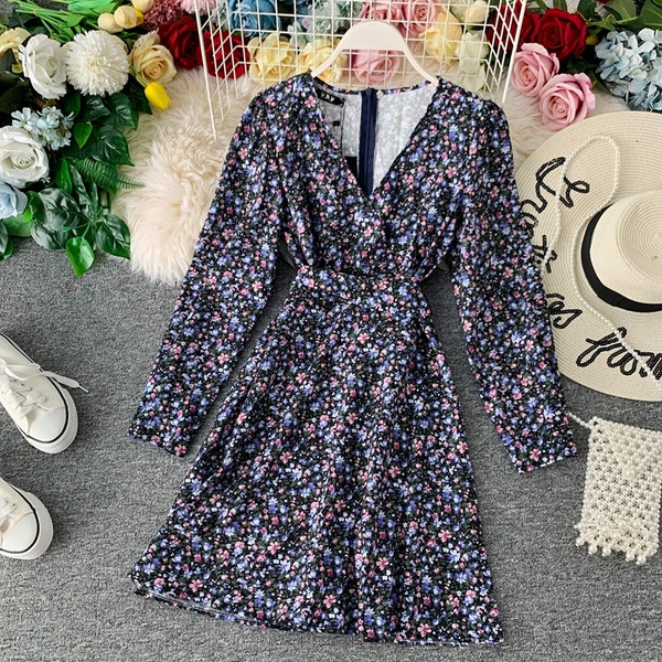 Актуална дамска рокля с шпиц деколте и флорален десен в два цвята