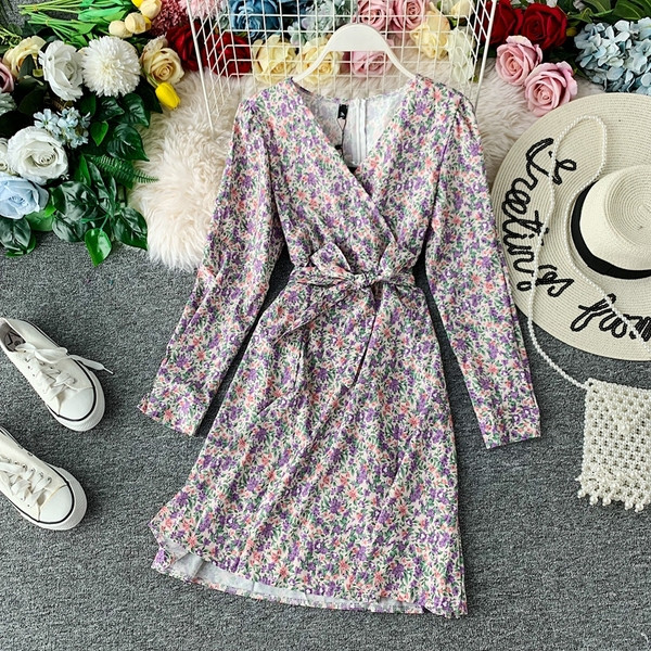 Актуална дамска рокля с шпиц деколте и флорален десен в два цвята