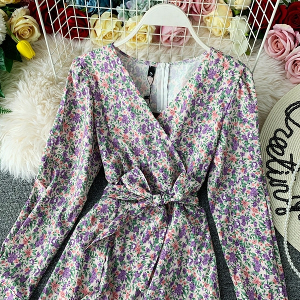 Актуална дамска рокля с шпиц деколте и флорален десен в два цвята