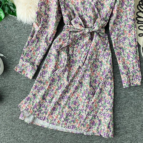 Актуална дамска рокля с шпиц деколте и флорален десен в два цвята