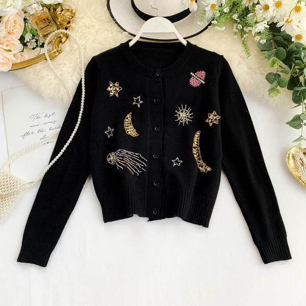 Модерна дамска жилетка в бял и черен цвят с бродерия и копчета 