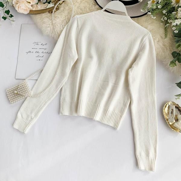 Модерна дамска жилетка в бял и черен цвят с бродерия и копчета 