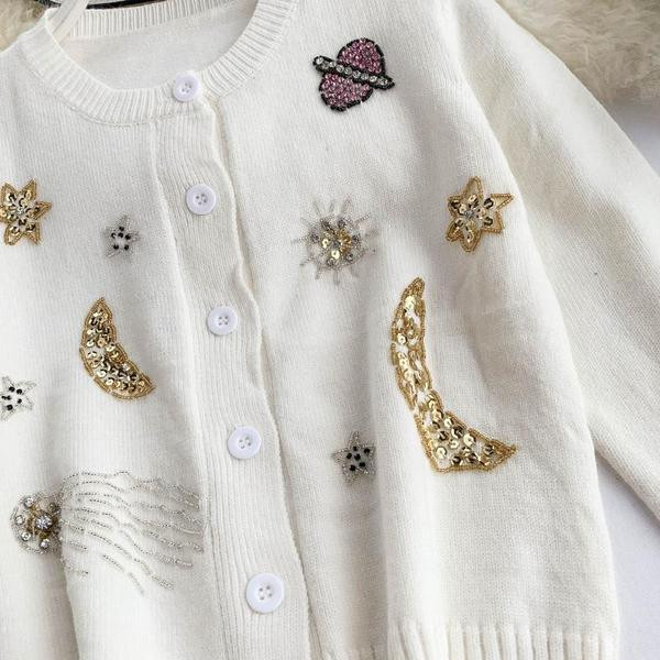 Модерна дамска жилетка в бял и черен цвят с бродерия и копчета 