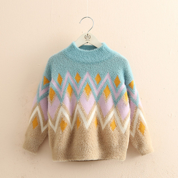 Нов модел детски пуловер с висока яка и шарка за момичета