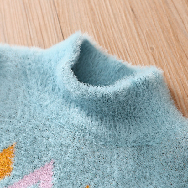 Нов модел детски пуловер с висока яка и шарка за момичета