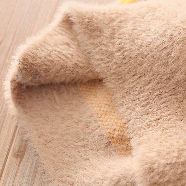 Нов модел детски пуловер с висока яка и шарка за момичета