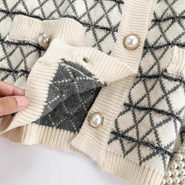 Модерна дамска жилетка с копчета и джоб в два цвята