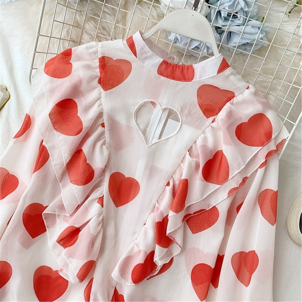 Модерна дамска риза със сърца в бял цвят