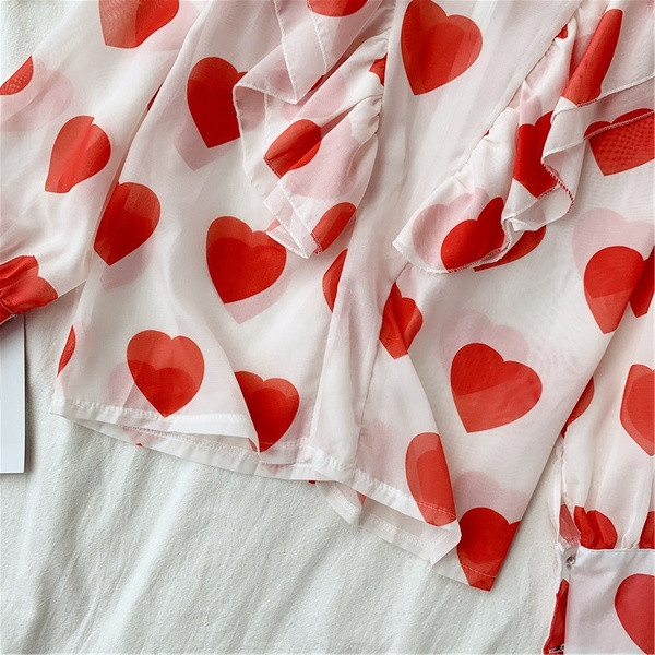 Модерна дамска риза със сърца в бял цвят