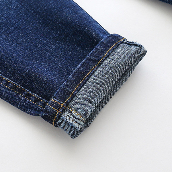 Нов модел детски дънки за момчета с бродерия в син и черен цвят