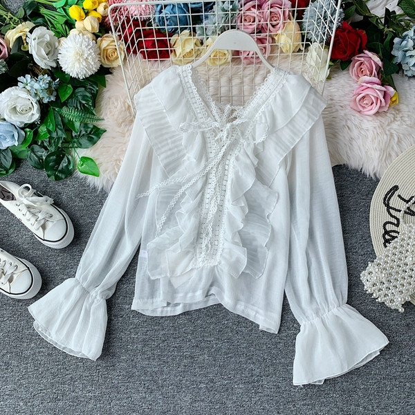 Дамска стилна риза с V-образно деколте в бял и черен цвят