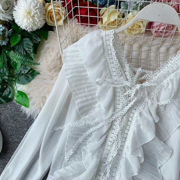 Дамска стилна риза с V-образно деколте в бял и черен цвят